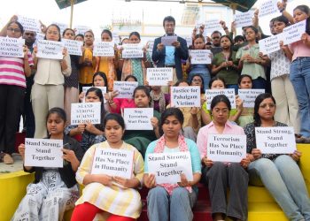 কাশ্মীরে জঙ্গিদের হাতে পর্যটক হত্যার প্রতিবাদে স্কুল অফ সাইন্সের স্টুডেন্টরা প্রতিবাদ কর্মসূচি আয়োজন করা হয়।