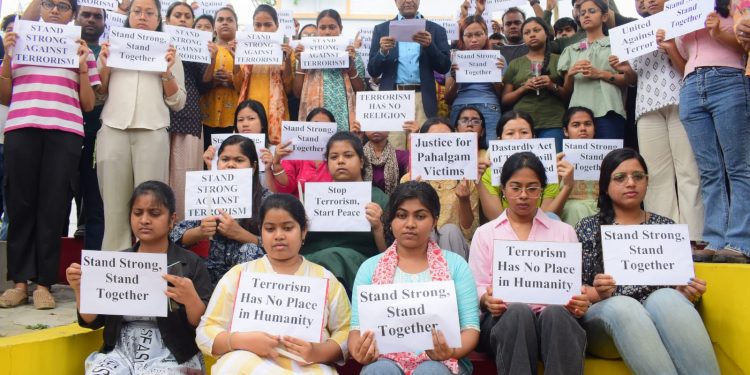 কাশ্মীরে জঙ্গিদের হাতে পর্যটক হত্যার প্রতিবাদে স্কুল অফ সাইন্সের স্টুডেন্টরা প্রতিবাদ কর্মসূচি আয়োজন করা হয়।