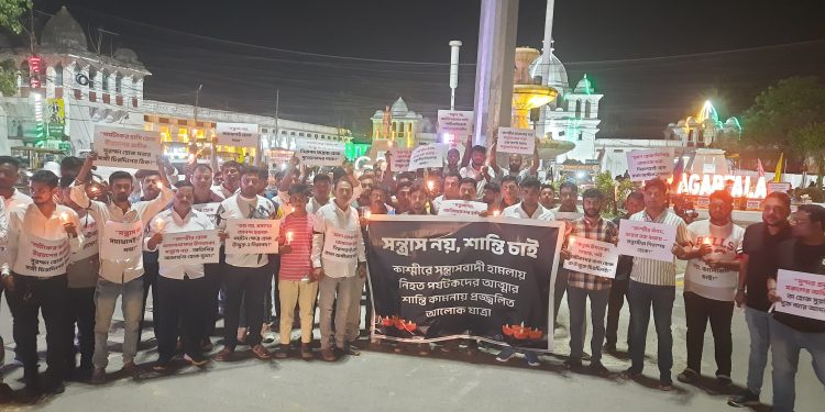 সন্ত্রাস নয়, শান্তি চাই কাশ্মীরে সন্ত্রাসবাদী হামলায় নিহত পর্যটকদের আত্মার শান্তি কামনায় প্রজ্জ্বলিত আলোেক যাত্রা