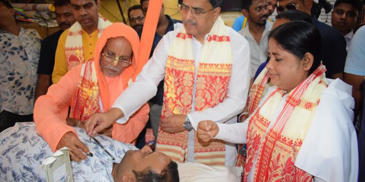 আগরতলা ডি ট্রেডার্স এসোসিয়েশনের ৭০ তম প্রতিষ্ঠা দিবস উপলক্ষে রক্তদান শিবি। উপস্থিত ছিলেন মুখ্যমন্ত্রী  প্রফেসর ডক্টর মানিক সাহা।