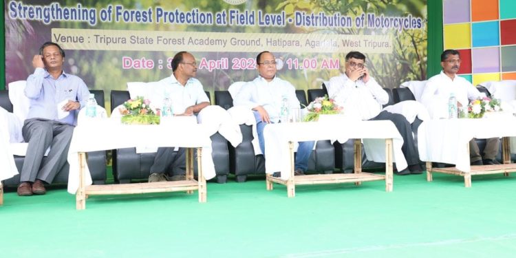 রাজ্য বন দপ্তরের উদ্যোগ আজ গান্ধীগ্রাম হাতিপাড়া স্থিত ত্রিপুরা স্টেট ফরেস্ট একাডেমি গ্রাউন্ডে এক অনুষ্ঠানের মধ্য দিয়ে রাজ্যের আটান্নটি রেঞ্জে মোটরবাইক বিতরণ করা হয়
