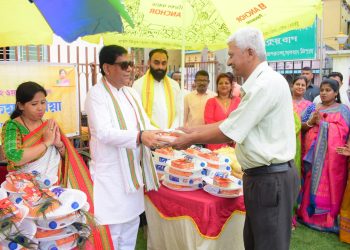 অক্ষয় তিথির উপলক্ষে এলাকাবাসীদের সাইকেল, ফল মিষ্টি ও ধর্মীয় গীতা দেওয়া হয়