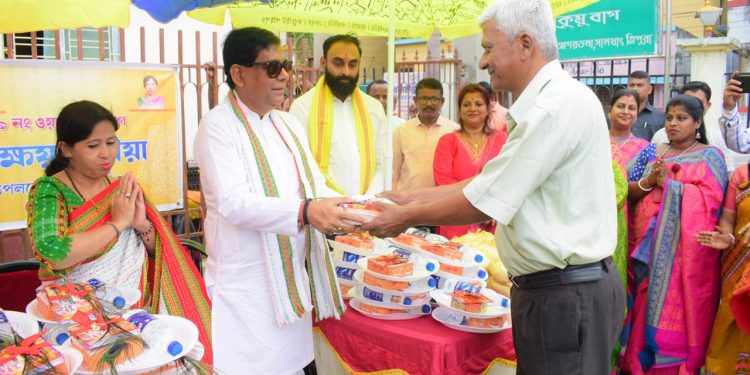 অক্ষয় তিথির উপলক্ষে  এলাকাবাসীদের সাইকেল, ফল মিষ্টি ও ধর্মীয় গীতা দেওয়া হয়