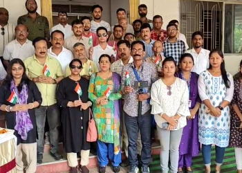 পেহেলগামে সন্ত্রাসীদের বিরুদ্ধে ভারতীয় সেনারা যেভাবে আক্রমণ করেছে তাদের প্রতি শ্রদ্ধা জানিয়ে পুষ্পার্ঘ্য অর্পণ করা হয় জার্নালিস্ট ইউনিয়ন আগরতলা প্রেস ক্লাবের পক্ষ থেকে।