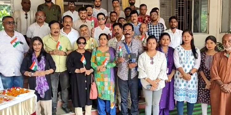 পেহেলগামে সন্ত্রাসীদের বিরুদ্ধে ভারতীয় সেনারা যেভাবে আক্রমণ করেছে তাদের প্রতি শ্রদ্ধা জানিয়ে পুষ্পার্ঘ্য অর্পণ করা হয় জার্নালিস্ট ইউনিয়ন আগরতলা প্রেস ক্লাবের পক্ষ থেকে।