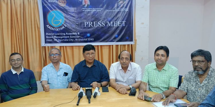 রোটারি ক্লাব অফ আগরতলা সিটি পক্ষ থেকে সাংবাদিক সম্মেলন আগরতলা প্রেস ক্লাবে।