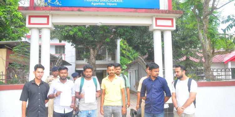 আজ আগরতলা Inspector General of Prison নিকট ডেপুটেশন প্রদান করেন তাদের দাবি তাদের অতিসত্বর নিয়োগের জন্য সরকার যাতে ব্যবস্থা গ্রহণ করেন