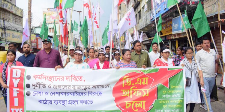 ডি ওয়াই এফ আই এবং টি ওয়াই এফ এর উদ্যোগে ৩ দফা দাবি-দাওয়া নিয়ে পশ্চিম ত্রিপুরা জেলা শাসকের নিকট প্রদান করা হয়।