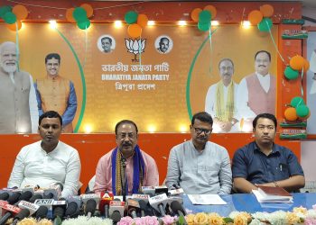 দলীয় বিভিন্ন বিষয় নিয়ে প্রদেশ কার্যালয়ে সাংবাদিক সম্মেলন করে বিজেপির রাজ্য সভাপতি সাংসদ রাজীব ভট্টাচার্য সহ অন্যান্নরা।।