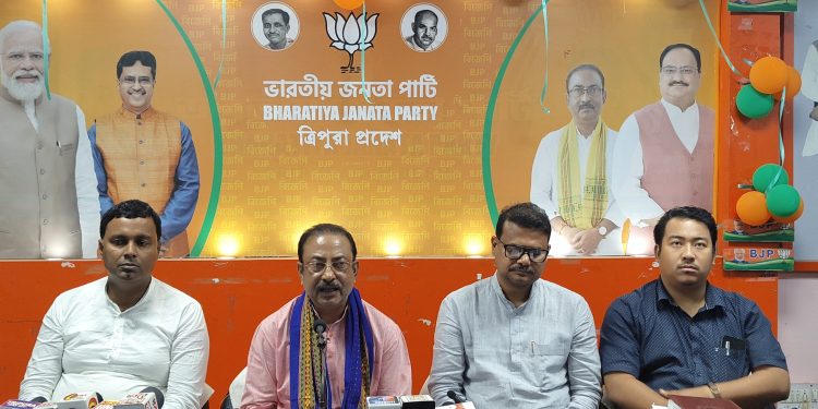 দলীয় বিভিন্ন বিষয় নিয়ে প্রদেশ কার্যালয়ে সাংবাদিক সম্মেলন করে বিজেপির রাজ্য সভাপতি সাংসদ রাজীব ভট্টাচার্য সহ অন্যান্নরা।।