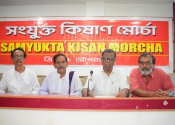 সংযুক্ত কিষান মোর্চা সাংবাদিক সম্মেলন উপস্থিত ছিলেন সংযুক্ত কিষান মোর্চা সম্পাদক প্রবিত্র কর সহ অন্যান্যরা