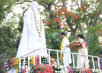 রবীন্দ্র জন্ম জয়ন্তী উপলক্ষে আগরতলা রবীন্দ্র কাননে রবীন্দ্রনাথের প্রতিকৃতিতে পুষ্পার্ঘ্য অর্পণ করা হয়। উপস্থিত ছিলেন মেয়র তথা বিধায়ক দীপক মজুমদার সহ অন্যান্যরা।