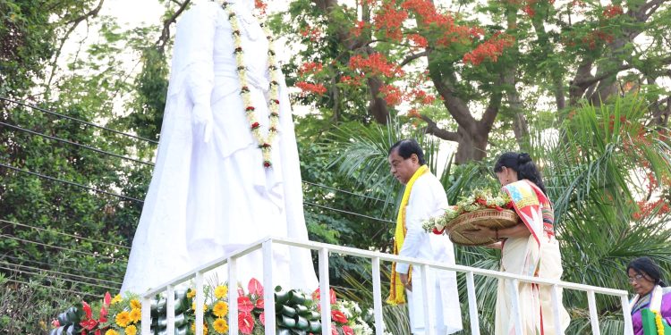 রবীন্দ্র জন্ম জয়ন্তী উপলক্ষে আগরতলা রবীন্দ্র কাননে রবীন্দ্রনাথের প্রতিকৃতিতে পুষ্পার্ঘ্য অর্পণ করা হয়। উপস্থিত ছিলেন মেয়র তথা বিধায়ক দীপক মজুমদার সহ অন্যান্যরা।