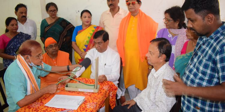 শনিবার জয়পুর উচ্চ বুনিয়াদি বিদ্যালয়ে ধলেশ্বর রামকৃষ্ণ মিশনের উদ্যোগে এক স্বাস্থ্য শিবিরের আয়োজন করা