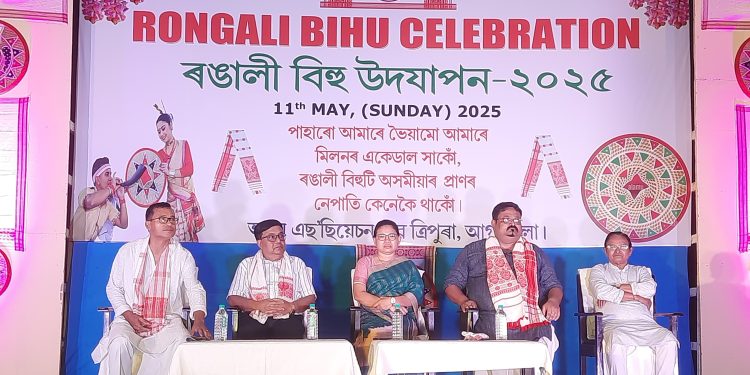 আসাম এসোসিয়েশন অফ ত্রিপুরার উদ্যোগে আগরতলা টাউন হলে অনুষ্ঠিত হয় রঙলী বিহু উৎসব