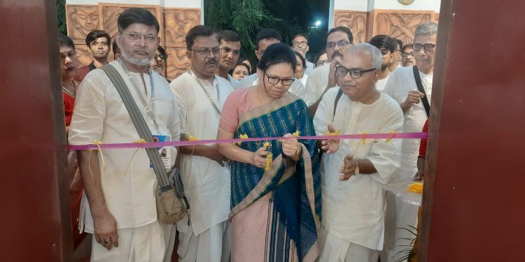 সৎসঙ্গ আশ্রম পরিচালিত সংগঠন উৎসৃজি ছয়দিন ব্যাপী একটি চিত্র প্রদর্শনী আয়োজন করে নজরুল কলাক্ষেত্রের ললিত কলা একাডেমিতে