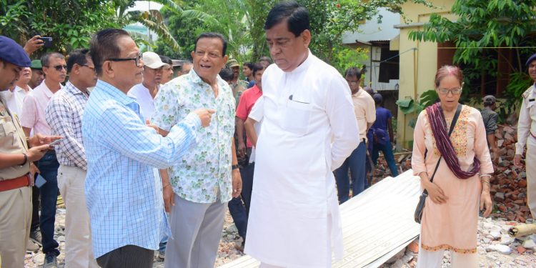 অভয়নগর বাজার সংলগ্ন উন্নয়ন কাজে সরকারি জমি দখলকারী দের  উচ্ছেদ করা হয় এই উচ্ছেদ অভিযানে উপস্থিত ছিলেন মেয়র দীপক মজুমদার