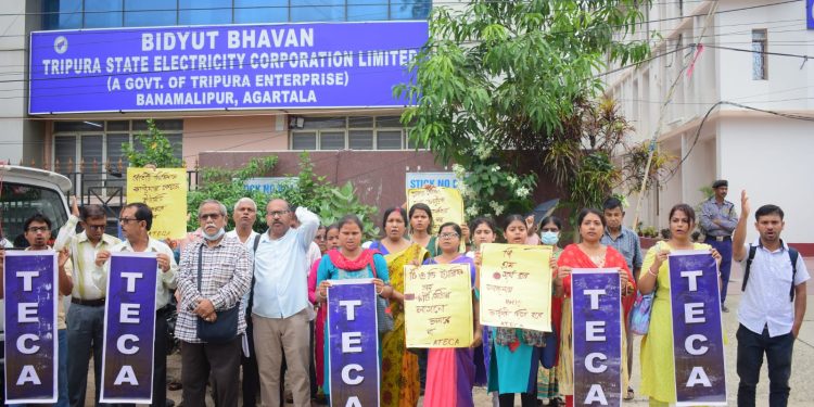 ত্রিপুরা ইলেকট্রিসিটি কনজুমার্স অ্যাসোসিয়েশন বিদ্যুৎ দপ্তরের বিভিন্ন ব্যর্থতা তুলে ধরে অবিলম্বে সে সকল ব্যর্থতা দূর করার লক্ষ্যে ত্রিপুরা ইলেকট্রিসিটি কর্পোরেশন লিমিটেডের সদর দপ্তরের সামনে বিক্ষোভ প্রদর্শন করে।