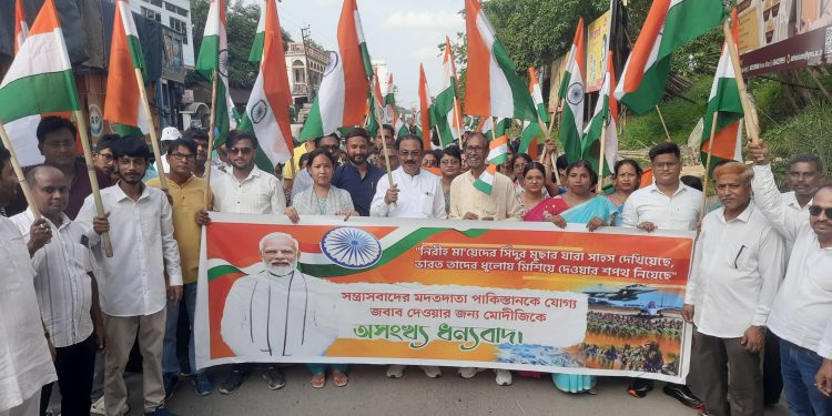 ভারতের বির সেনানী দের সমর্থনে এবং প্রধানমন্ত্রীকে ধন্যবাদ জানানোর জন্য এই তেরঙ্গা র্যালীর আয়োজন করা হয়