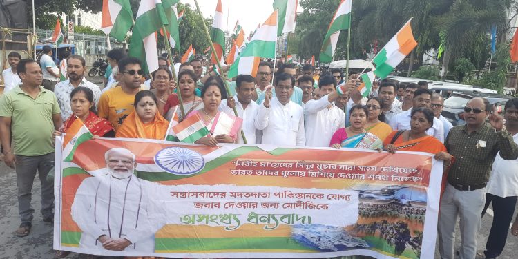 পেহেলগাম সন্ত্রাসী হামলা যোগ্য জবাব দেওয়ায় প্রধানমন্ত্রী ও দেশের বীর সেনাদের প্রতি শ্রদ্ধা জানিয়ে অভিনন্দন তেরঙ্গা  রেলীর আয়োজন করে ৮ বড়দোয়ালী মন্ডলের