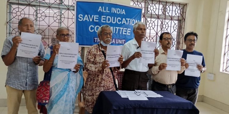 অল ইন্ডিয়া সেভ  এডুকেশন কমিটির পক্ষ থেকে এক সাংবাদিক সম্মেলনের আয়োজন করা হয়।