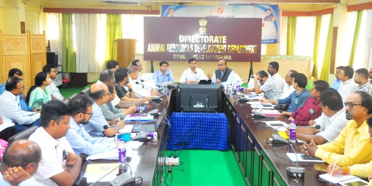 স্টেট লেভেল রিভিউ মিটিং প্রাণিসম্পদ বিকাশ দফতরের গুরখা বস্তি অফিস কনফারেন্স হলে উপস্থিত ছিলেন মন্ত্রী সুধাংশু দাস সহ অন্যান দপ্তরের  আধিকারিকরা