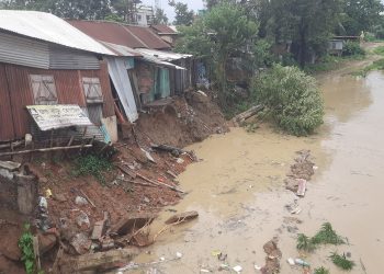 গতকাল রাতের ভয়াবহ বৃষ্টির ফলে হাওড়া নদীর জল অনেকটাই বেড়ে গিয়েছে অসুবিধা হচ্ছে সাধারণ জনগণের ।