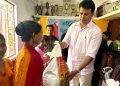 প্রতাপগড় ইংরেজি মাধ্যম বিদ্যালয়ে এান শিবির ত্রাণ বিতরণ করলেন রাজ্যের প্রাক্তন মুখ্যমন্ত্রীতথা লোক সভার সাংসদ  বিপ্লব কুমার দেব