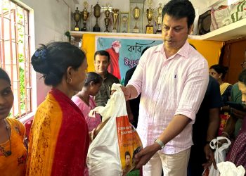 প্রতাপগড় ইংরেজি মাধ্যম বিদ্যালয়ে এান শিবির ত্রাণ বিতরণ করলেন রাজ্যের প্রাক্তন মুখ্যমন্ত্রীতথা লোক সভার সাংসদ বিপ্লব কুমার দেব