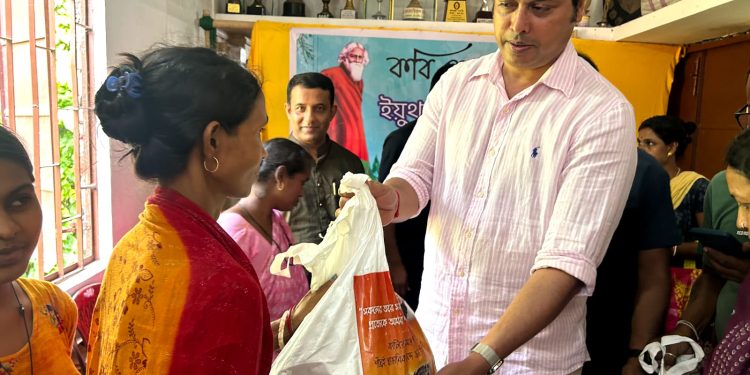 প্রতাপগড় ইংরেজি মাধ্যম বিদ্যালয়ে এান শিবির ত্রাণ বিতরণ করলেন রাজ্যের প্রাক্তন মুখ্যমন্ত্রীতথা লোক সভার সাংসদ  বিপ্লব কুমার দেব