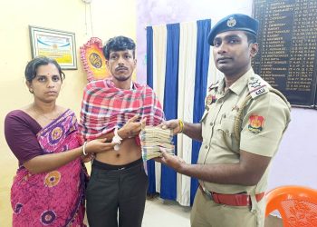 এক লাখ ৪০ হাজার টাকা নিয়ে আগরতলা আসার পর হঠাৎ মাথা ঘুরিয়ে পড়ে যায় এবং একজন ব্যক্তি ওই টাকা পেয়ে পুলিশের হাতে তুলে দেয়