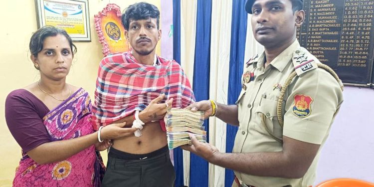 এক লাখ ৪০ হাজার টাকা নিয়ে আগরতলা আসার পর হঠাৎ মাথা ঘুরিয়ে পড়ে যায় এবং একজন ব্যক্তি ওই টাকা পেয়ে পুলিশের হাতে তুলে দেয়