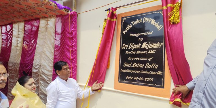 ওরিয়েন্ট চৌমুহনীতে পাবলিক টয়লেট উদ্বোধন হয় মেয়র ও কাউন্সিলর হাত ধরে।১৫ লাখ টাকা বে করে।