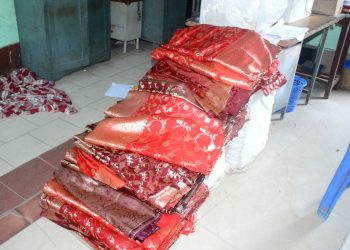 বর্ডার গোল চক্কর এলাকা থেকে অবৈধভাবে মজুদ রাখা শাড়ি উদ্ধার করে আগরতলা পশ্চিম থানার পুলিশ!