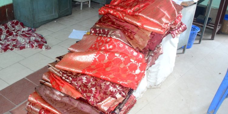 বর্ডার গোল চক্কর এলাকা থেকে অবৈধভাবে মজুদ রাখা শাড়ি উদ্ধার করে আগরতলা পশ্চিম থানার পুলিশ!