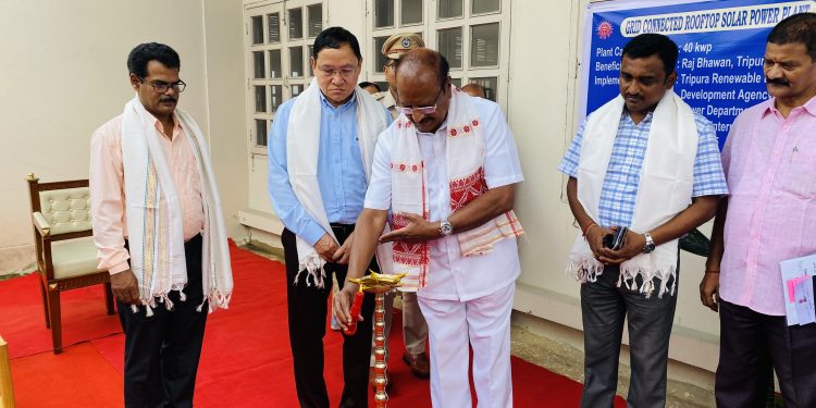 আজ রাজ্যপাল ইন্দ্র সেনা রেড্ডি নাল্লু এই রুফটফ সোলার প্লেন্টের বুতাম টিপে এর আনুষ্ঠানিক উদ্বোধন করেন