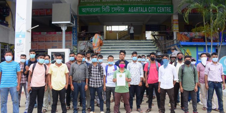 পরীক্ষা দেওয়া বেকার যুবক-যুবতীরা অবিলম্বে ফল প্রকাশের দাবিতে আজ সিটি সেন্টারে সামনে একত্রিত হয়
