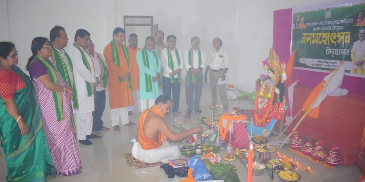 ৪৬ নং ওয়ার্ড এর উদ্যোগে গঙ্গা পূজা পাশাপাশি বৃক্ষরোপন আয়োজন করেন