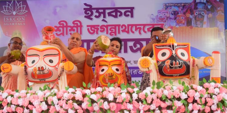 আগরতলা জগন্নাথ বাড়িতে জগন্নাথের স্নানযাত্রা অনুষ্ঠিত হয় জগন্নাথের স্নানযাত্রার ১৫ দিন পরে অনুষ্ঠিত হবে রথযাত্র