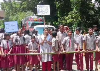 তারিনী সুন্দরী স্কুলে শিক্ষক সংকট, বদলির প্রতিবাদে সড়ক অবরোধে ছাত্রছাত্রীরা