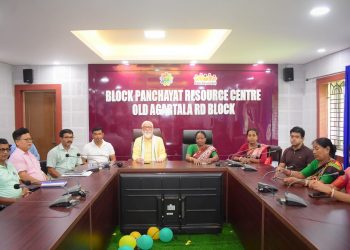  এিপুরা রাজ্যে ঐতিহ্যবাহী খারচি পূজা মেলা ও প্রদর্শনী নিয়ে মেলা কমিটির উদ্যোগে ওল্ড আগরতলা পঞ্চায়েত সমিতির হলে সাংবাদিক সম্মেলন করা হয় উপস্থিত ছিলেন বিধায়ক রতন চক্রবর্তী্