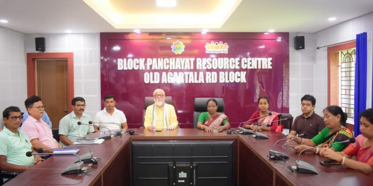  এিপুরা রাজ্যে ঐতিহ্যবাহী খারচি পূজা মেলা ও প্রদর্শনী নিয়ে মেলা কমিটির উদ্যোগে ওল্ড আগরতলা পঞ্চায়েত সমিতির হলে সাংবাদিক সম্মেলন করা হয় উপস্থিত ছিলেন বিধায়ক রতন চক্রবর্তী্