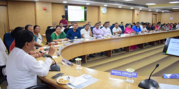 আগরতলা পৌরনিগম কনফারেন্স হলে মাসিক কাউন্সেলিং বৈঠক অনুষ্ঠিত হয়। উপস্থিত ছিলেন মেয়র দীপক মজুমদার সহ সমস্ত ওয়ার্ডের কর্পোরেটাররা।