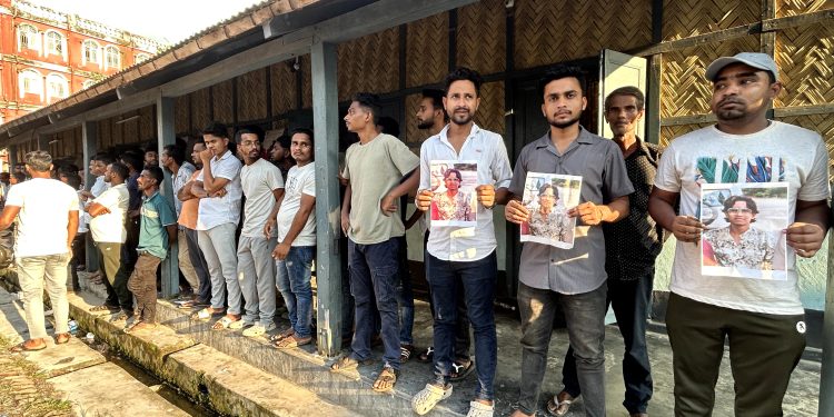 ইন্দ্রনগর মুসলিম যুবক হত্যাকান্ডে জড়িতদের আদালতে তোলা হলো ।।।  আসামির শাস্তির দাবিতে আদালত চত্বরে  হাজির হয় এলাকাবাসী ।।