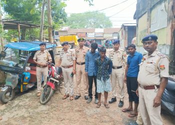 চুরি যাওয়া একটি বাইক,টমটম সহ ৩ জন চোরকে আটক