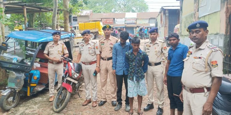 চুরি যাওয়া একটি বাইক,টমটম সহ ৩ জন চোরকে আটক