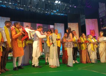 ৮টাউন বড়দোয়ালী মন্ডলের উদ্যোগে মাধ্যমিক এবং উচ্চ মাধ্যমিক কৃতি ছাত্র-ছাত্রীদের সংবর্ধনা করা হয় আগরতলা টাউন হলে। উপস্থিত ছিলেন মুখ্যমন্ত্রী ডঃ মানিক সাহা সহ অন্যান্যরা।