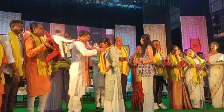 ৮টাউন বড়দোয়ালী মন্ডলের উদ্যোগে মাধ্যমিক এবং উচ্চ মাধ্যমিক কৃতি ছাত্র-ছাত্রীদের সংবর্ধনা করা হয় আগরতলা টাউন হলে। উপস্থিত ছিলেন মুখ্যমন্ত্রী ডঃ মানিক সাহা সহ অন্যান্যরা।