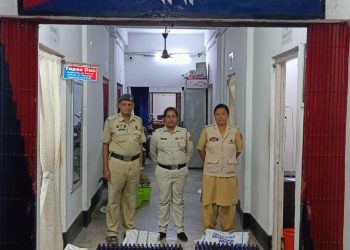 গতকাল আগরতলা দেওঘর এক্সপ্রেস থেকে প্রচুর পরিমাণে ফেনসিডিল আটক করলেন আগরতলা রেলস্টেশনের আরপিএফ পুলিশ ও জিআরপি পুলিশ