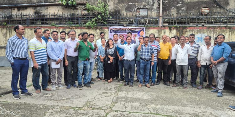 টিওডি ট্যারিফ যুক্ত স্মার্ট মিটার লাগানো বন্ধ করা সহ বিভিন্ন দাবিতে কেন্দ্রীয় বিদ্যুৎ মন্ত্রীর নিকট স্মারকলিপি প্রদানে বটতলা এলাকায়